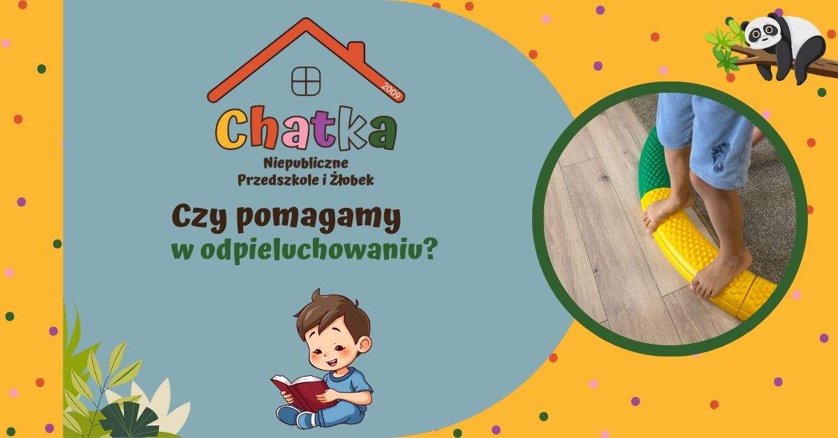 Grafika z napisem „Czy pomagamy w odpieluchowaniu?” przygotowana przez Niepubliczne Przedszkole i Żłobek Chatka w Suwałkach. Po lewej stronie zdjęcie dziecka stojącego na kolorowej ścieżce sensorycznej, po prawej ilustracje i logo placówki.