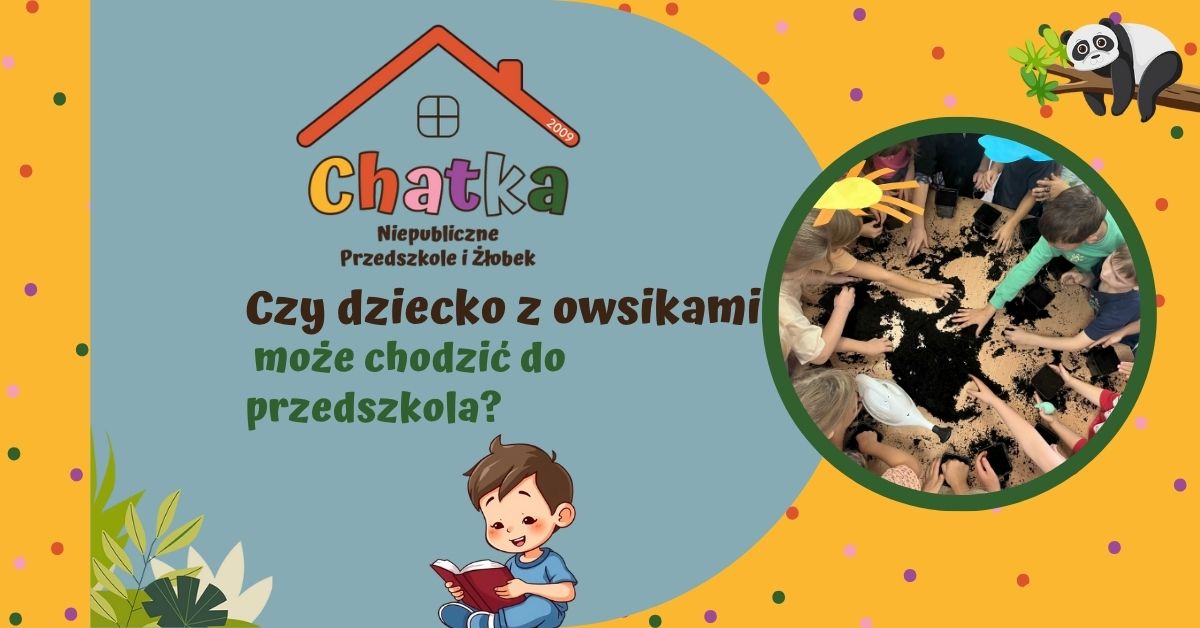 Grafika z napisem „Czy dziecko z owsikami może chodzić do przedszkola?” przygotowana przez Niepubliczne Przedszkole i Żłobek Chatka w Suwałkach. Po prawej stronie zdjęcie dzieci bawiących się ziemią podczas zajęć sensorycznych, po lewej logo Chatki i ilustracja chłopca z książką.