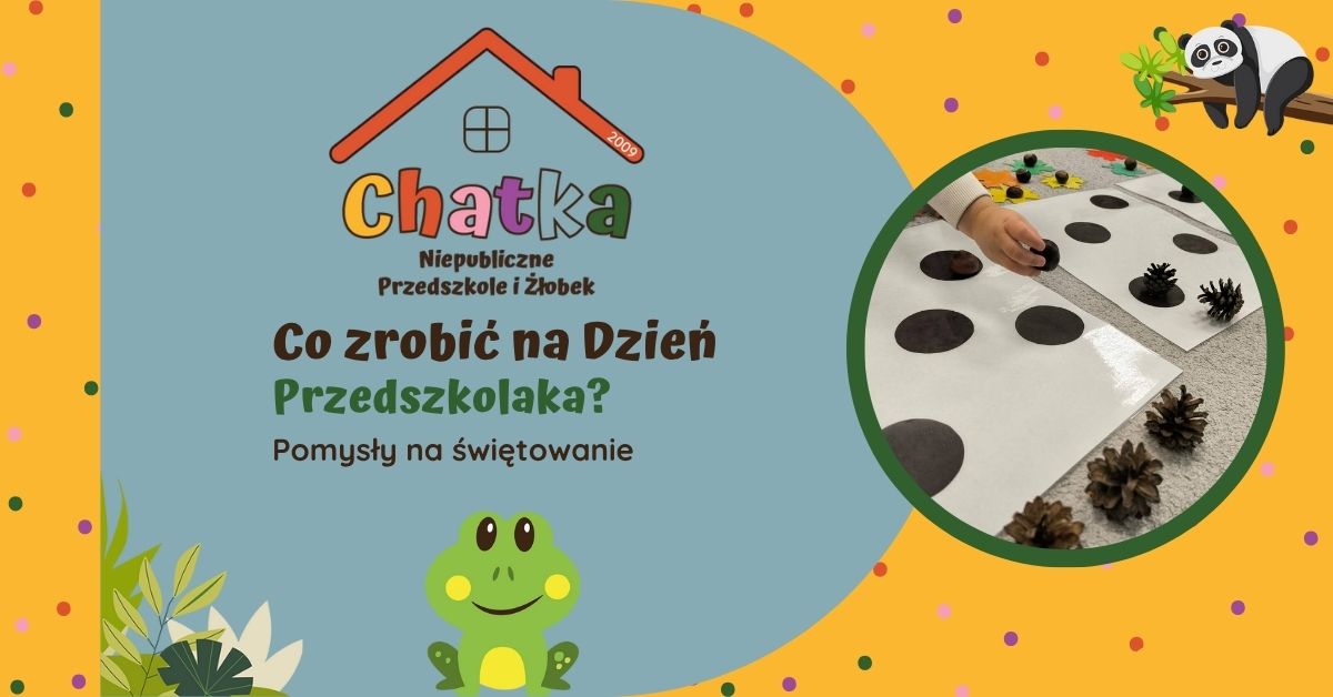 Grafika z napisem „Co zrobić na Dzień Przedszkolaka? Pomysły na świętowanie” przygotowana przez Niepubliczne Przedszkole i Żłobek Chatka w Suwałkach. Po prawej stronie zdjęcie dziecka układającego szyszki na planszy z czarnymi kropkami. Kolorowa, radosna grafika z motywem żabki i pandy, utrzymana w stylu przedszkolnym.