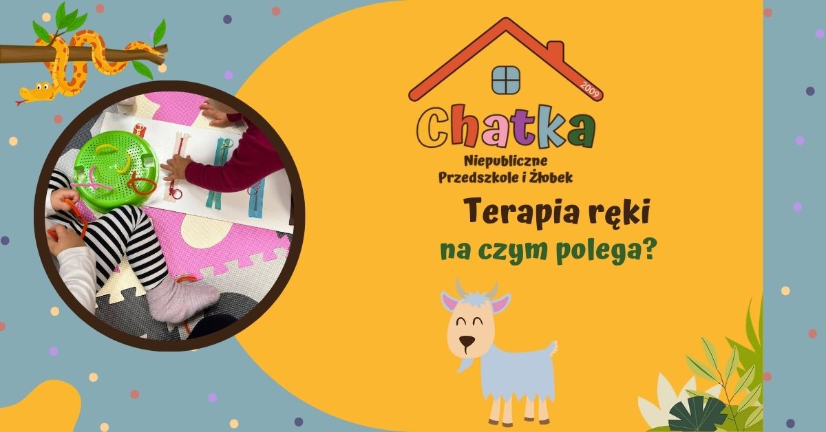 Grafika z napisem „Terapia ręki – na czym polega?” przygotowana przez Niepubliczne Przedszkole i Żłobek Chatka w Suwałkach. Po lewej stronie zdjęcie dzieci wykonujących ćwiczenia manualne z wykorzystaniem kolorowych klamerek i mat sensorycznych. Kolorowa, wesoła grafika z elementami przyrody i ilustracją kozy.