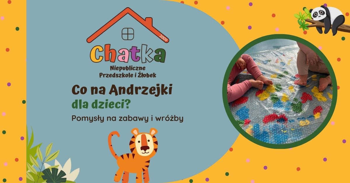 Grafika z napisem „Co na Andrzejki dla dzieci? Pomysły na zabawy i wróżby” przygotowana przez Niepubliczne Przedszkole i Żłobek Chatka w Suwałkach. Po prawej stronie zdjęcie dzieci bawiących się na kolorowej macie sensorycznej z farbami pod folią bąbelkową. Kolorowa grafika z motywem tygryska i pandy.