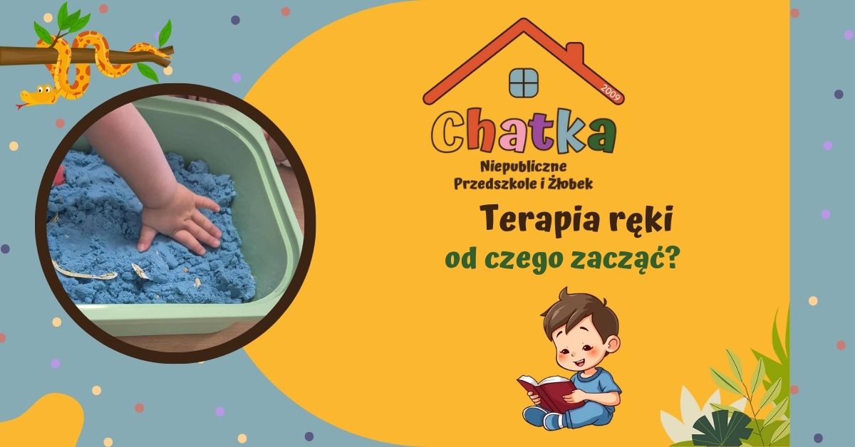 Grafika z napisem „Terapia ręki – od czego zacząć?” przygotowana przez Niepubliczne Przedszkole i Żłobek Chatka w Suwałkach. Po lewej stronie zdjęcie dziecka bawiącego się w misce z niebieskim piaskiem kinetycznym, rozwijające motorykę małą. Kolorowa grafika z postacią dziecka czytającego książkę i logiem Chatki.