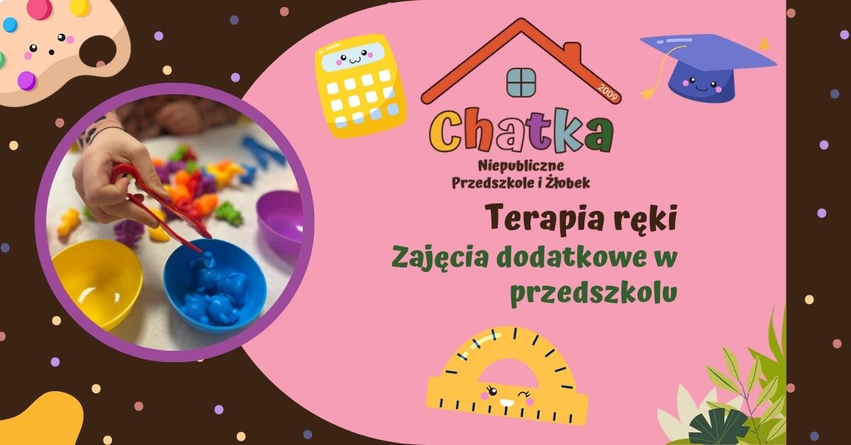 Grafika z napisem „Terapia ręki – zajęcia dodatkowe w przedszkolu” przygotowana przez Niepubliczne Przedszkole i Żłobek Chatka w Suwałkach. Po lewej stronie zdjęcie dziecka, które ćwiczy chwyt pęsetowy, przenosząc kolorowe elementy za pomocą szczypiec. W tle różowo-brązowa grafika z motywami szkolnymi i logo Chatki.